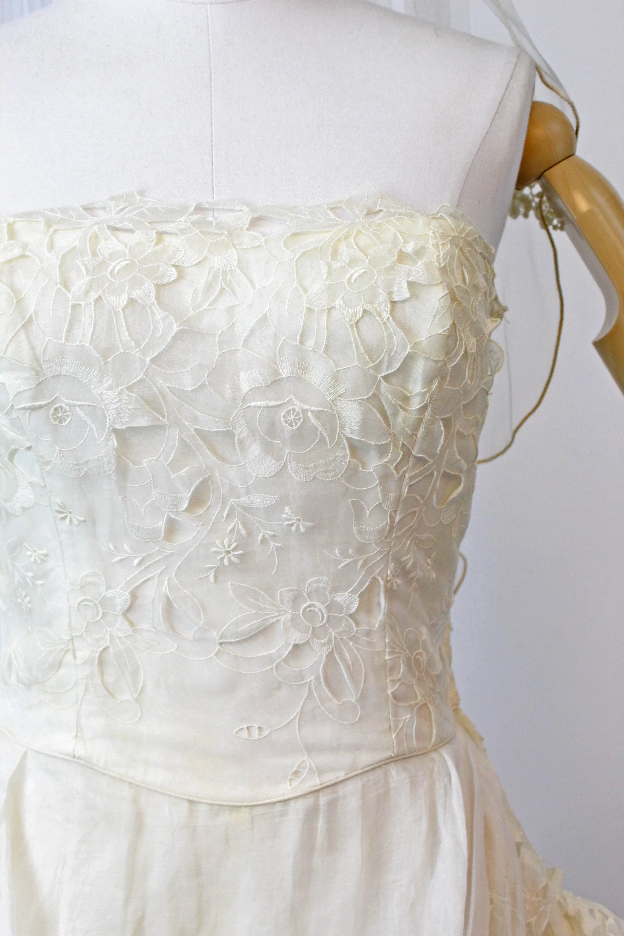 1950s BONWIT TELLER organza broderie anglaise wedding dress xs | new spring
