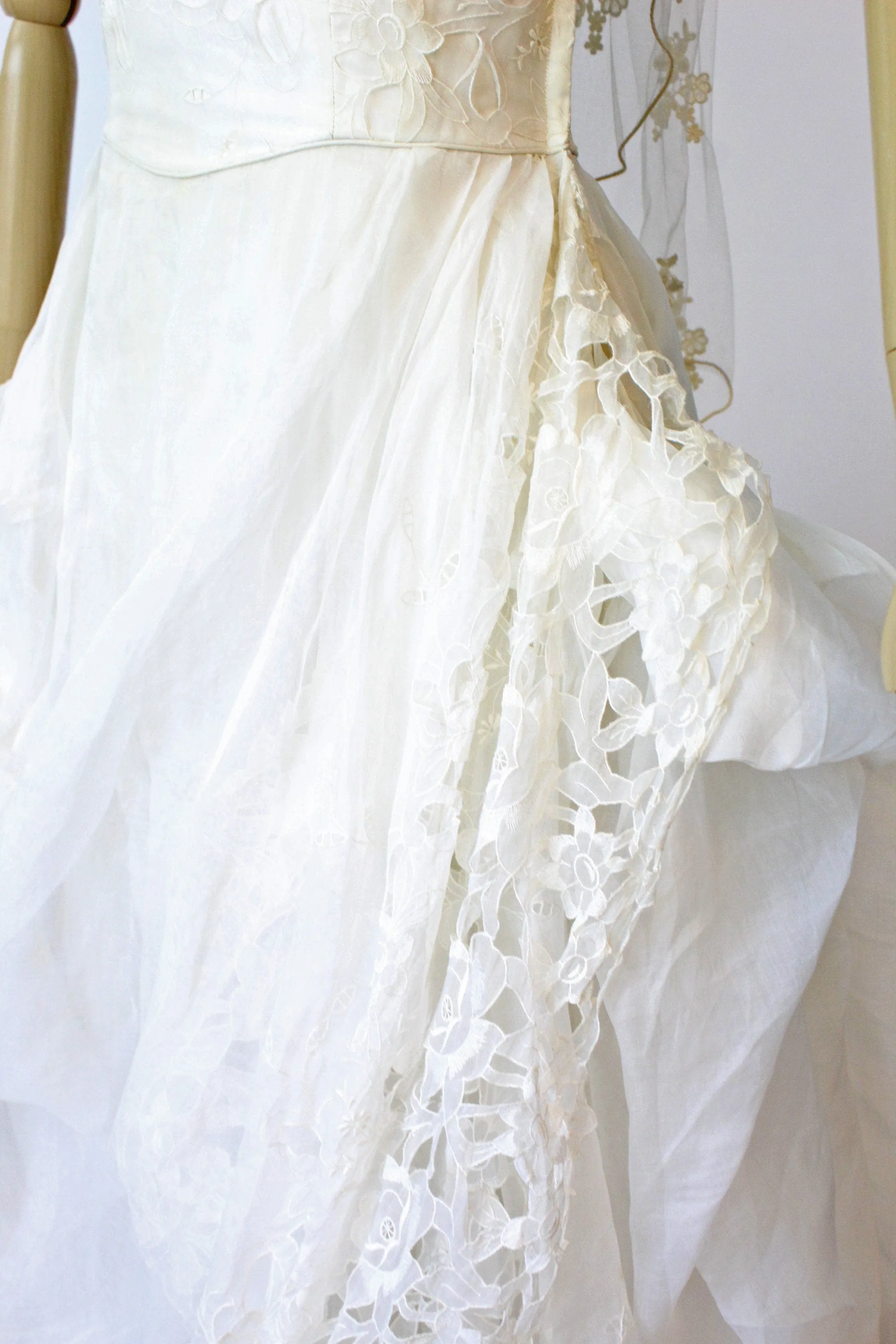1950s BONWIT TELLER organza broderie anglaise wedding dress xs | new spring