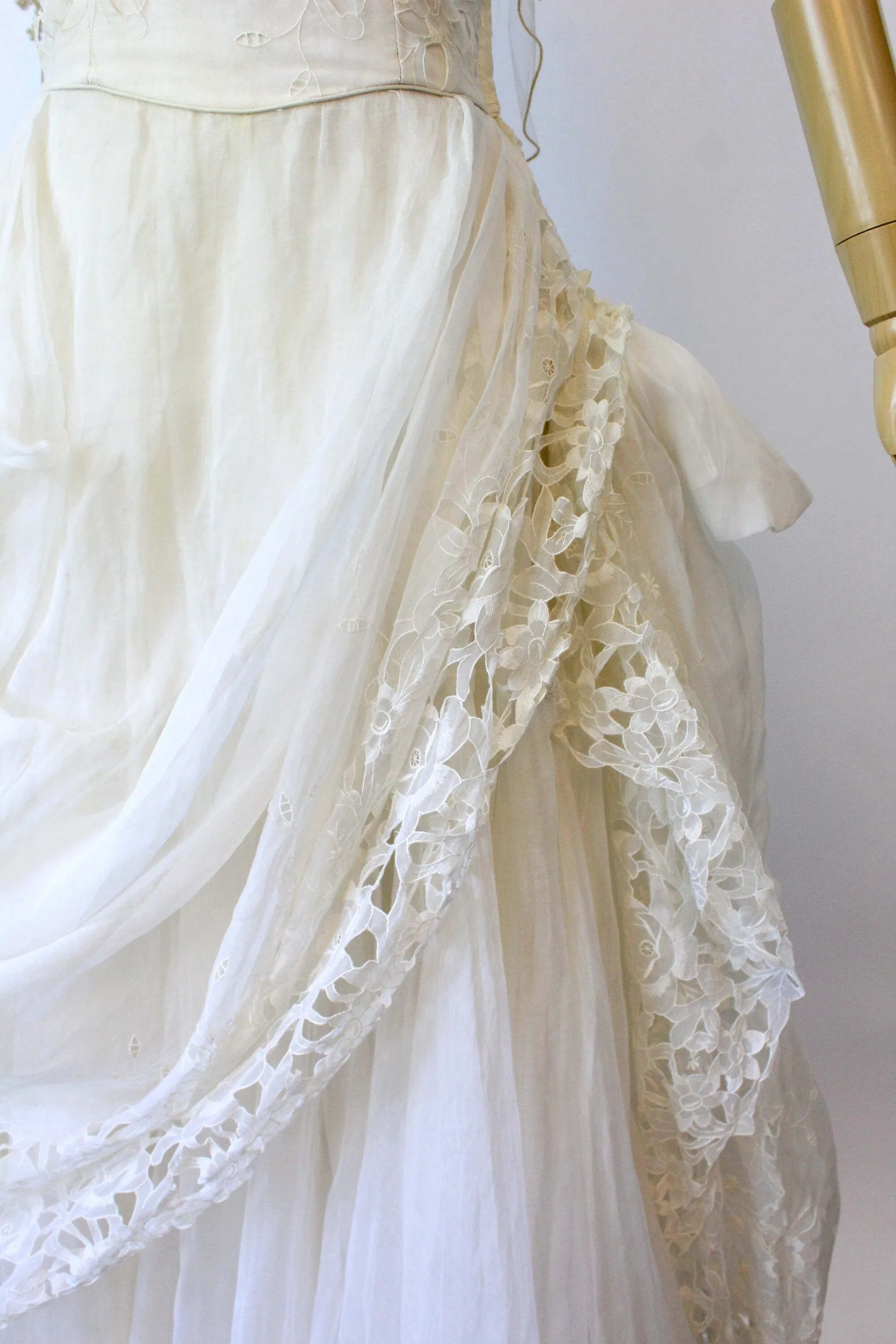 1950s BONWIT TELLER organza broderie anglaise wedding dress xs | new spring