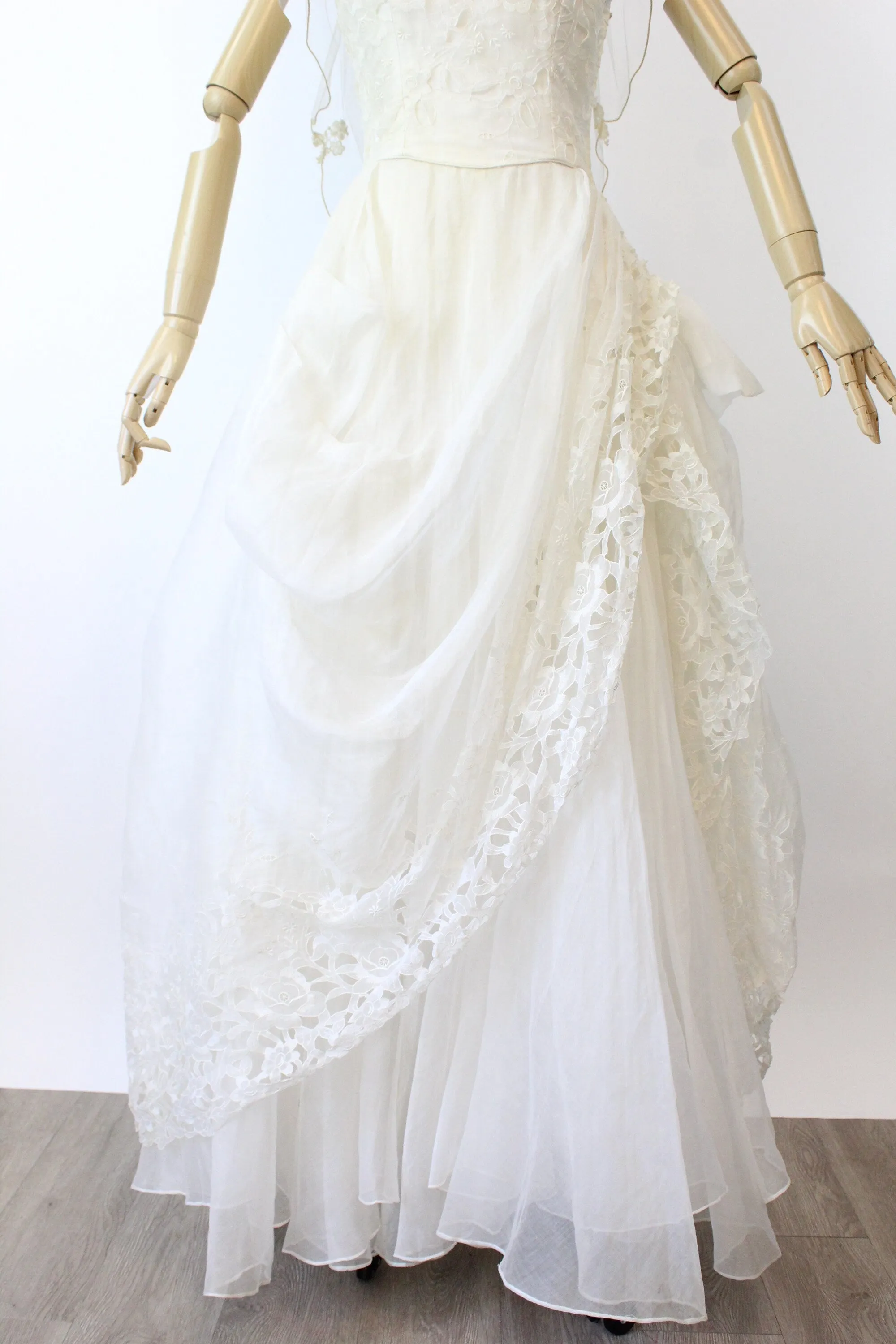 1950s BONWIT TELLER organza broderie anglaise wedding dress xs | new spring