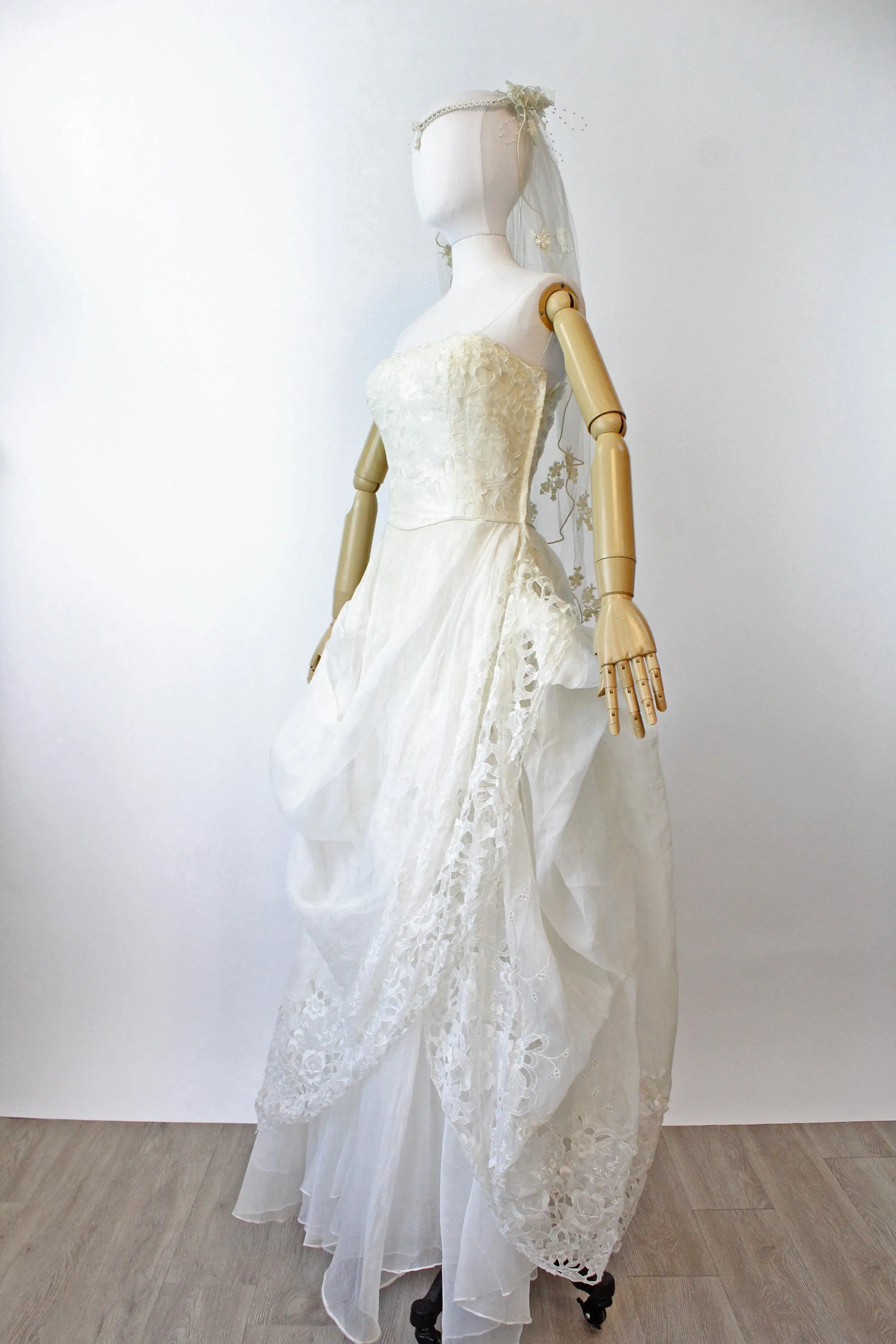 1950s BONWIT TELLER organza broderie anglaise wedding dress xs | new spring
