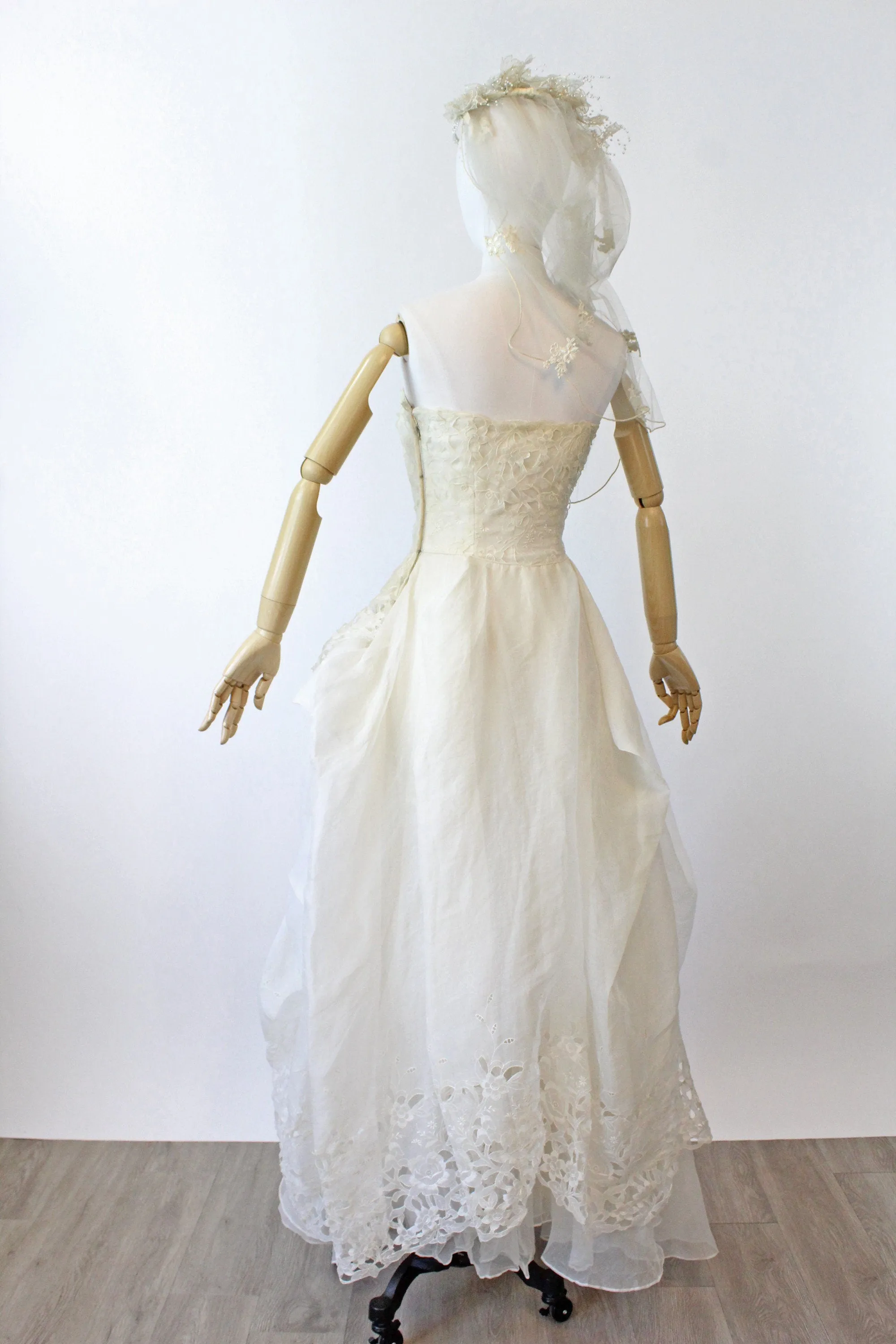 1950s BONWIT TELLER organza broderie anglaise wedding dress xs | new spring