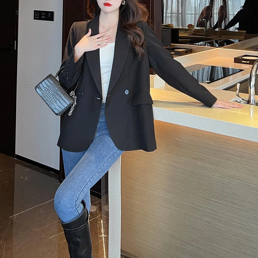 Casual Women's Sport Jacke Featuring Flap Pockets and a Relaxed Fit