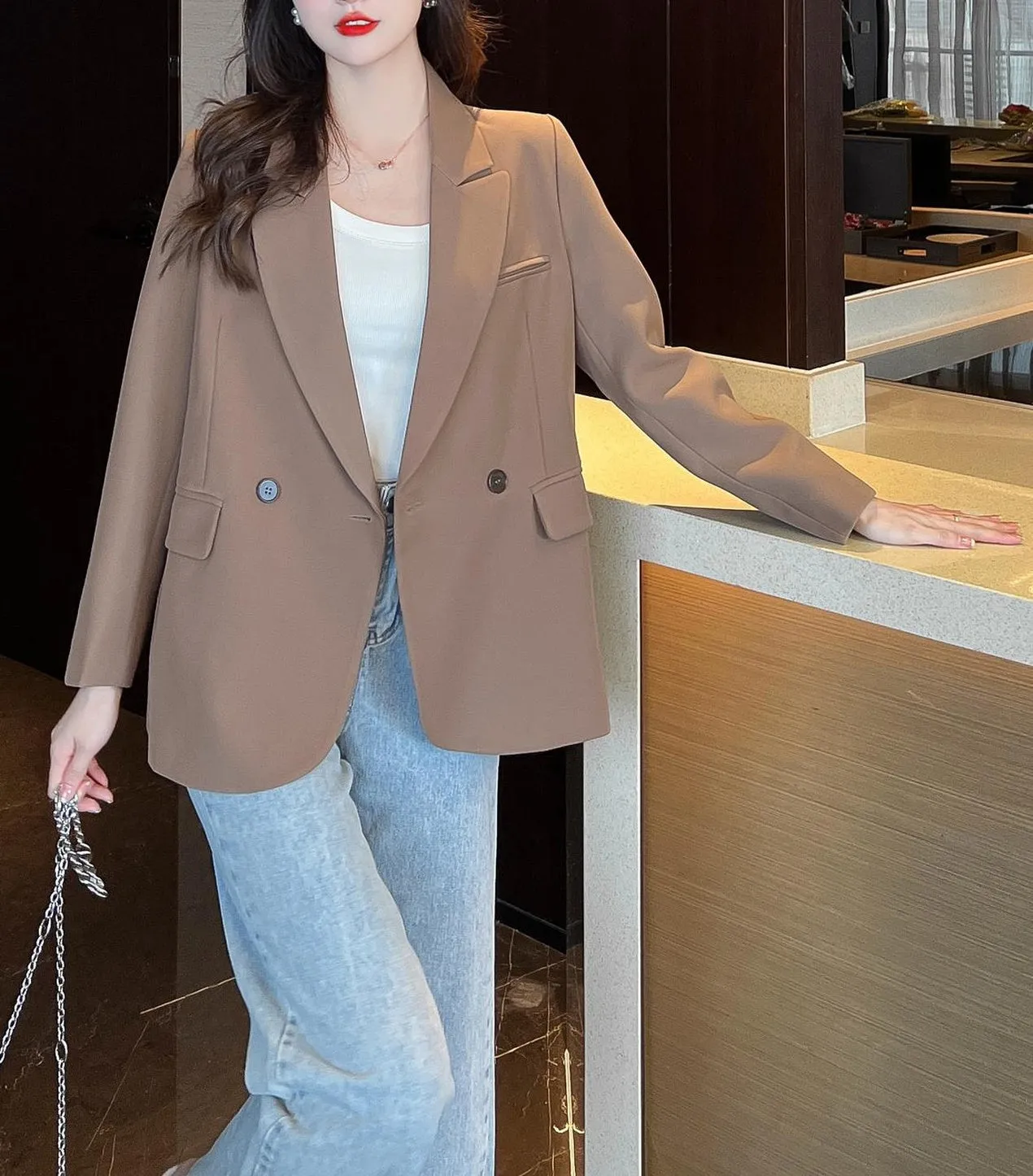 Casual Women's Sport Jacke Featuring Flap Pockets and a Relaxed Fit