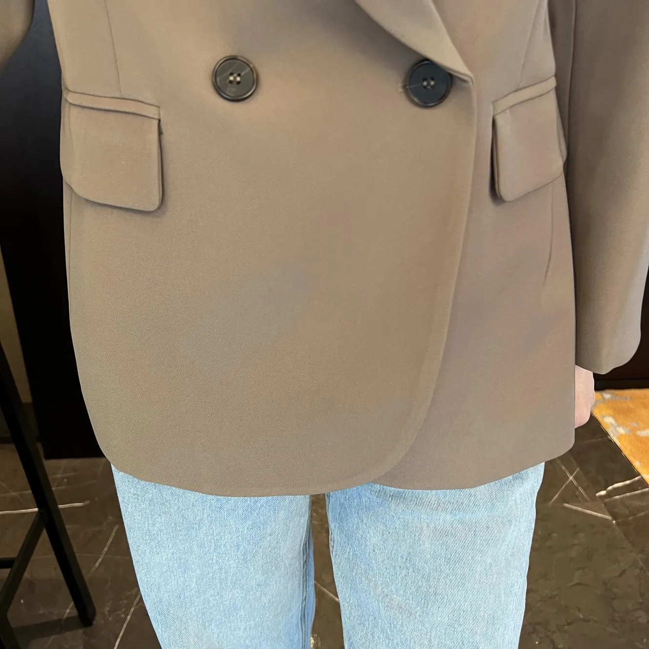 Casual Women's Sport Jacke Featuring Flap Pockets and a Relaxed Fit