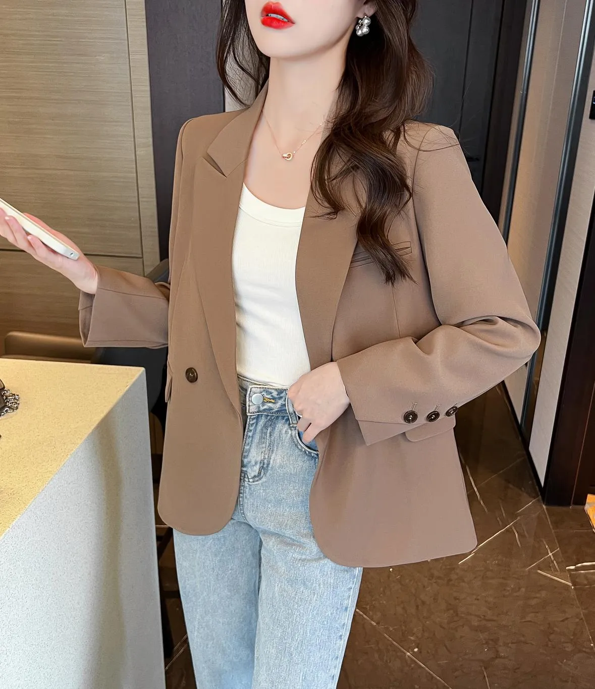 Casual Women's Sport Jacke Featuring Flap Pockets and a Relaxed Fit