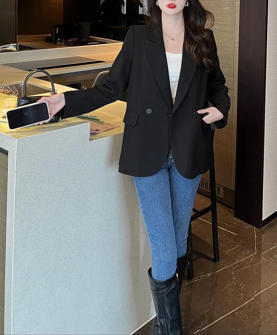 Casual Women's Sport Jacke Featuring Flap Pockets and a Relaxed Fit