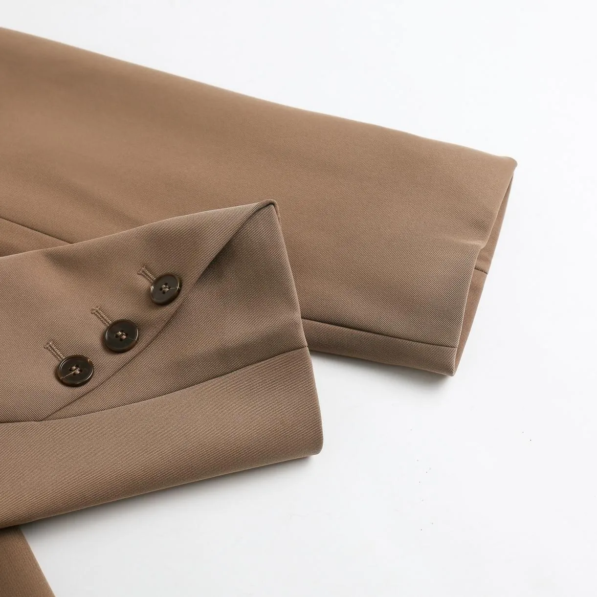 Casual Women's Sport Jacke Featuring Flap Pockets and a Relaxed Fit