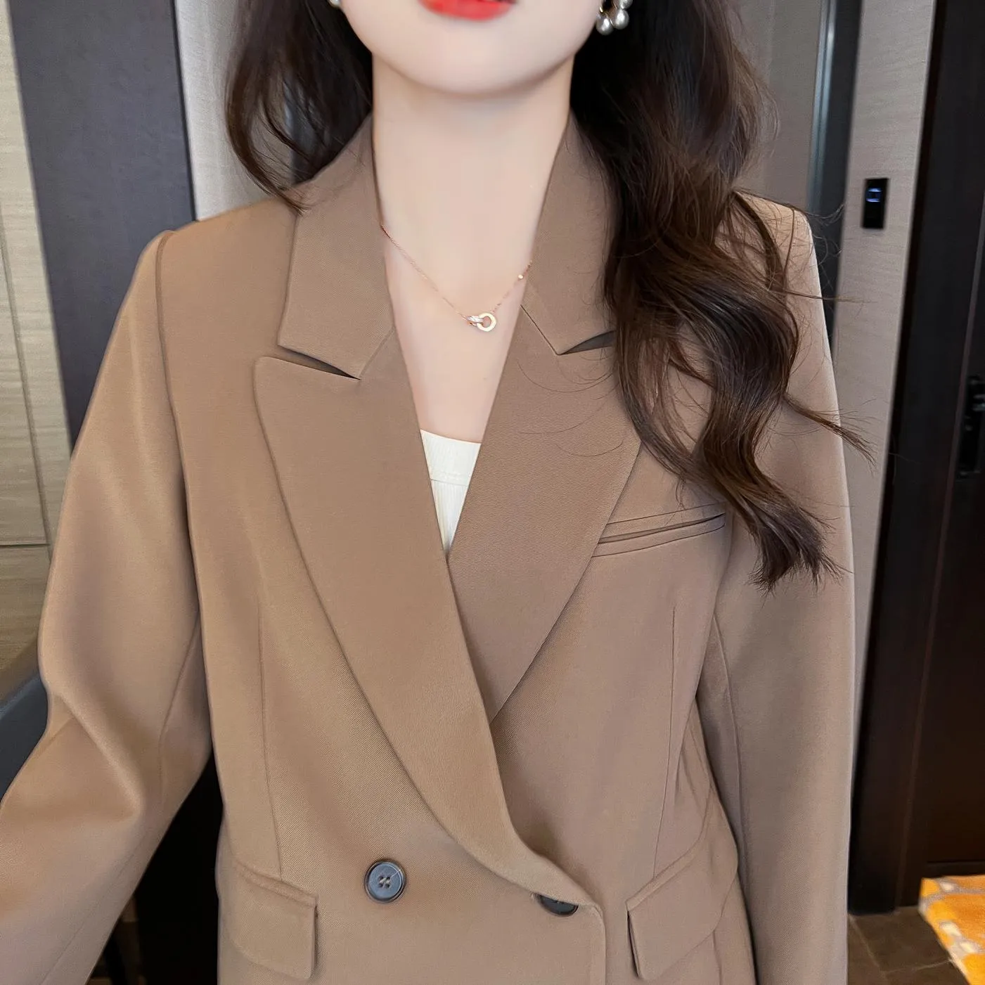 Casual Women's Sport Jacke Featuring Flap Pockets and a Relaxed Fit