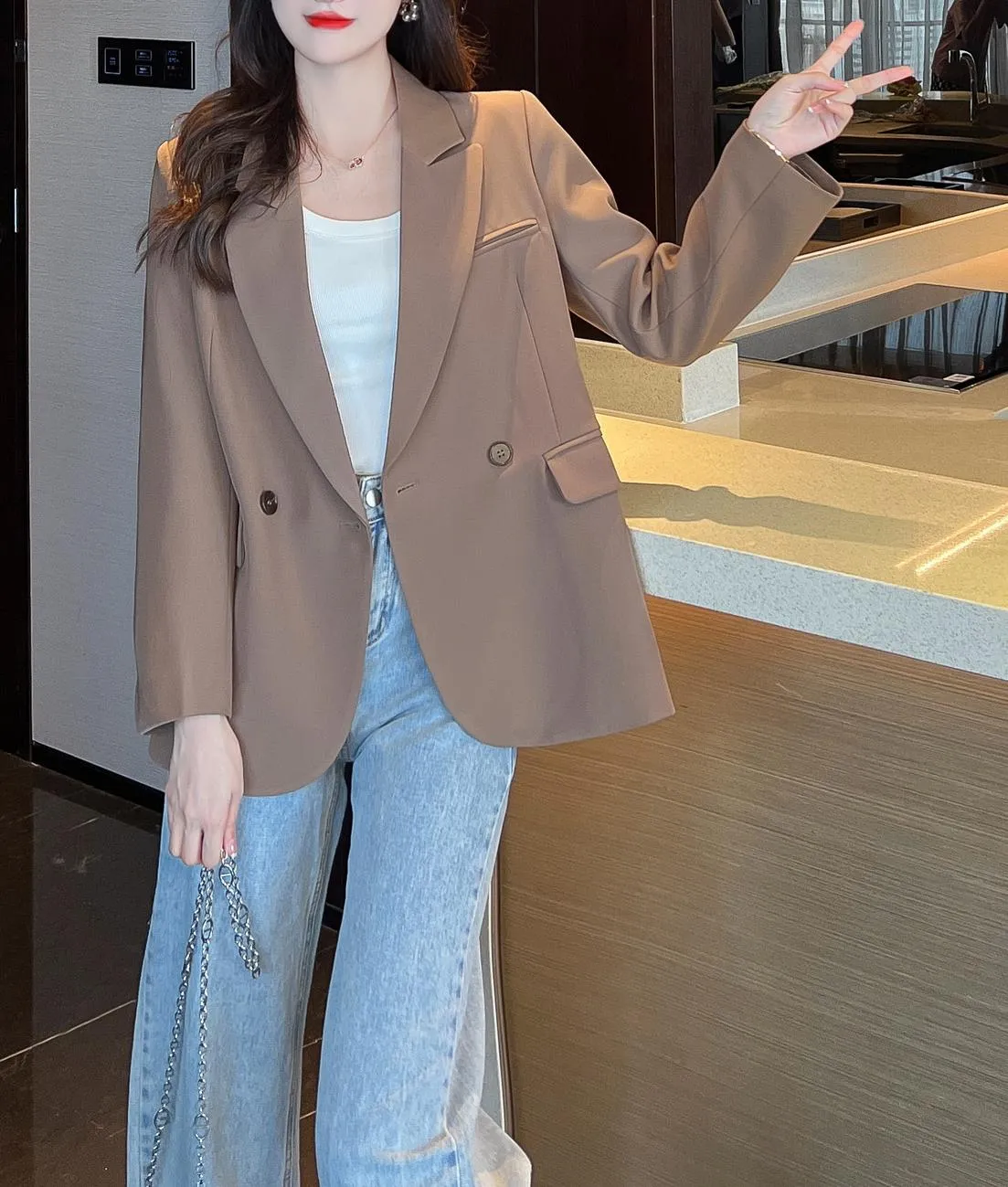 Casual Women's Sport Jacke Featuring Flap Pockets and a Relaxed Fit