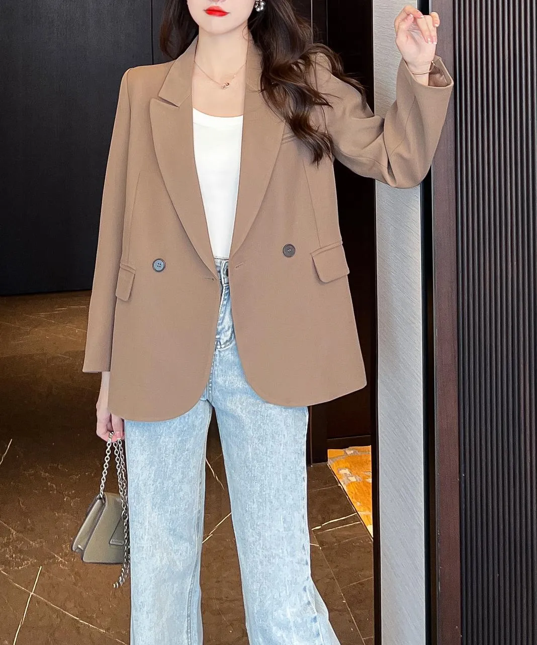 Casual Women's Sport Jacke Featuring Flap Pockets and a Relaxed Fit