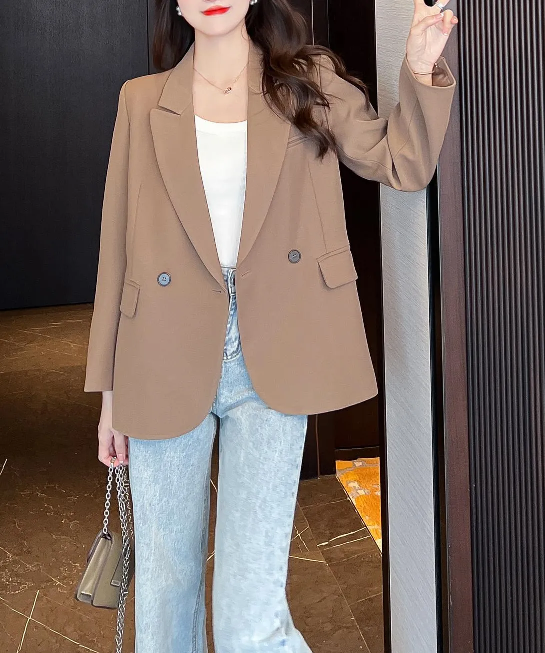 Casual Women's Sport Jacke Featuring Flap Pockets and a Relaxed Fit