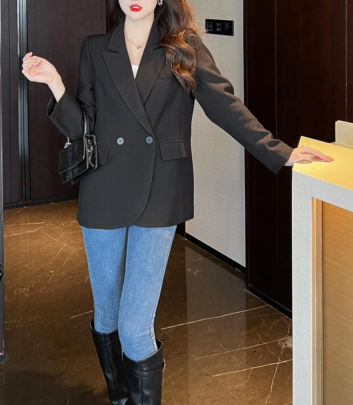 Casual Women's Sport Jacke Featuring Flap Pockets and a Relaxed Fit