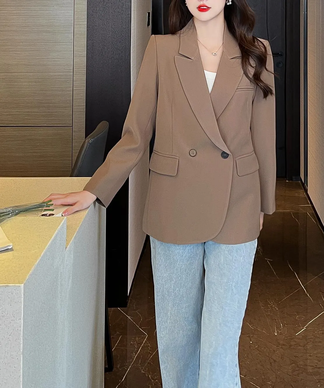 Casual Women's Sport Jacke Featuring Flap Pockets and a Relaxed Fit