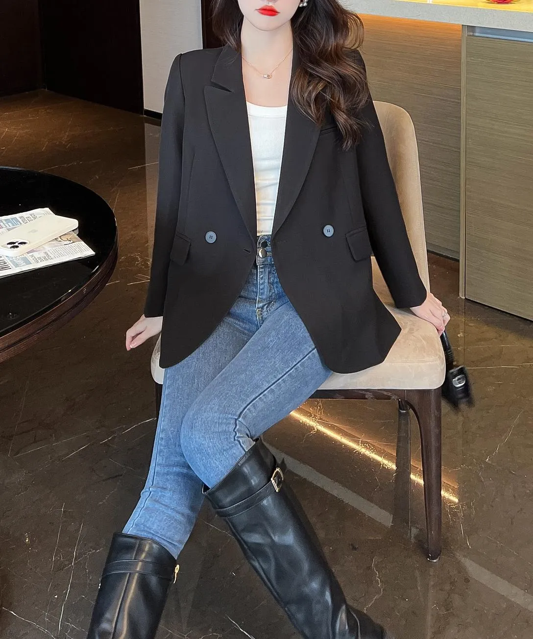Casual Women's Sport Jacke Featuring Flap Pockets and a Relaxed Fit