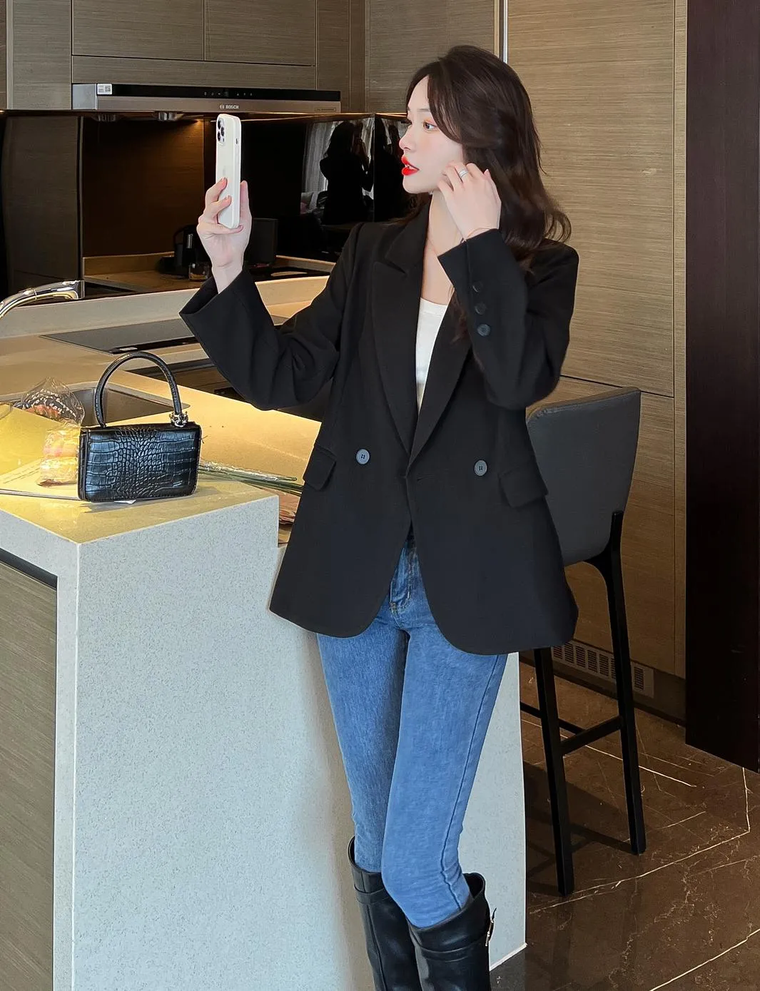 Casual Women's Sport Jacke Featuring Flap Pockets and a Relaxed Fit