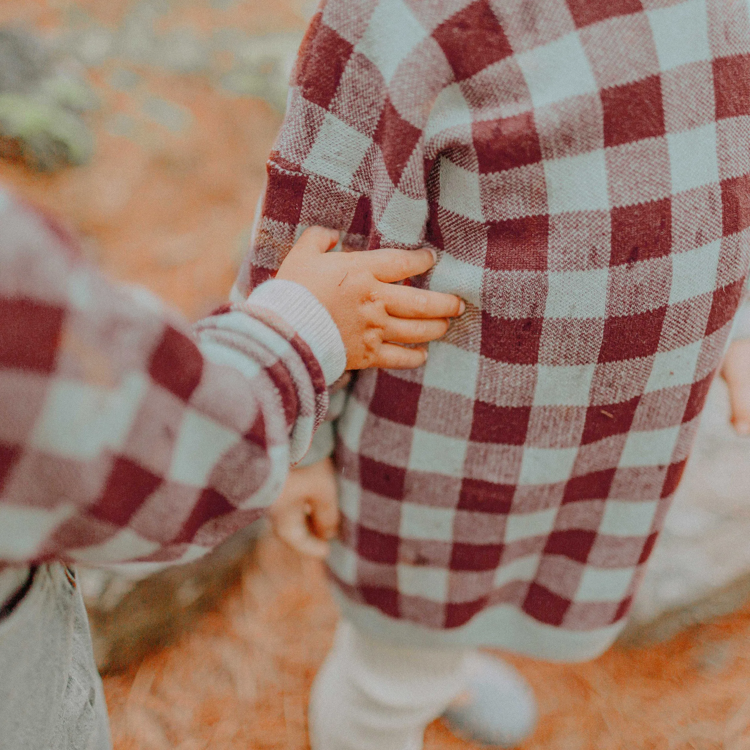 Robe à carreaux bleu et rouille en maille, bébé || Blue and rust plaid dress in knitwear, baby