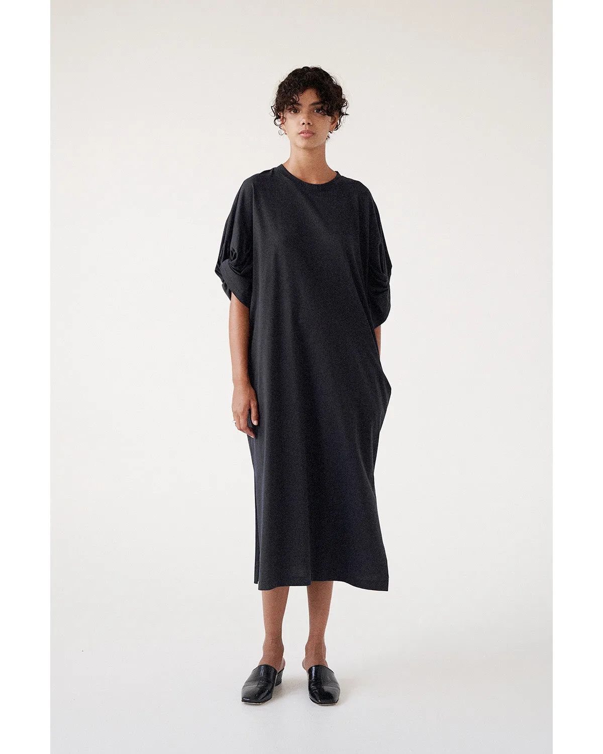 TWISTED SLEEVE TEE DRESS IN BLACK