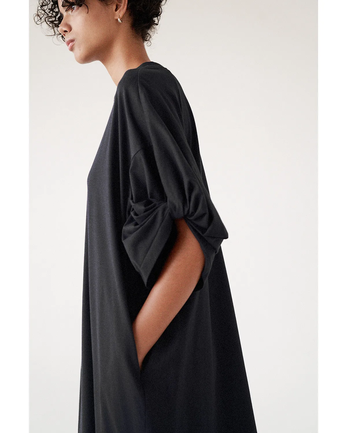 TWISTED SLEEVE TEE DRESS IN BLACK