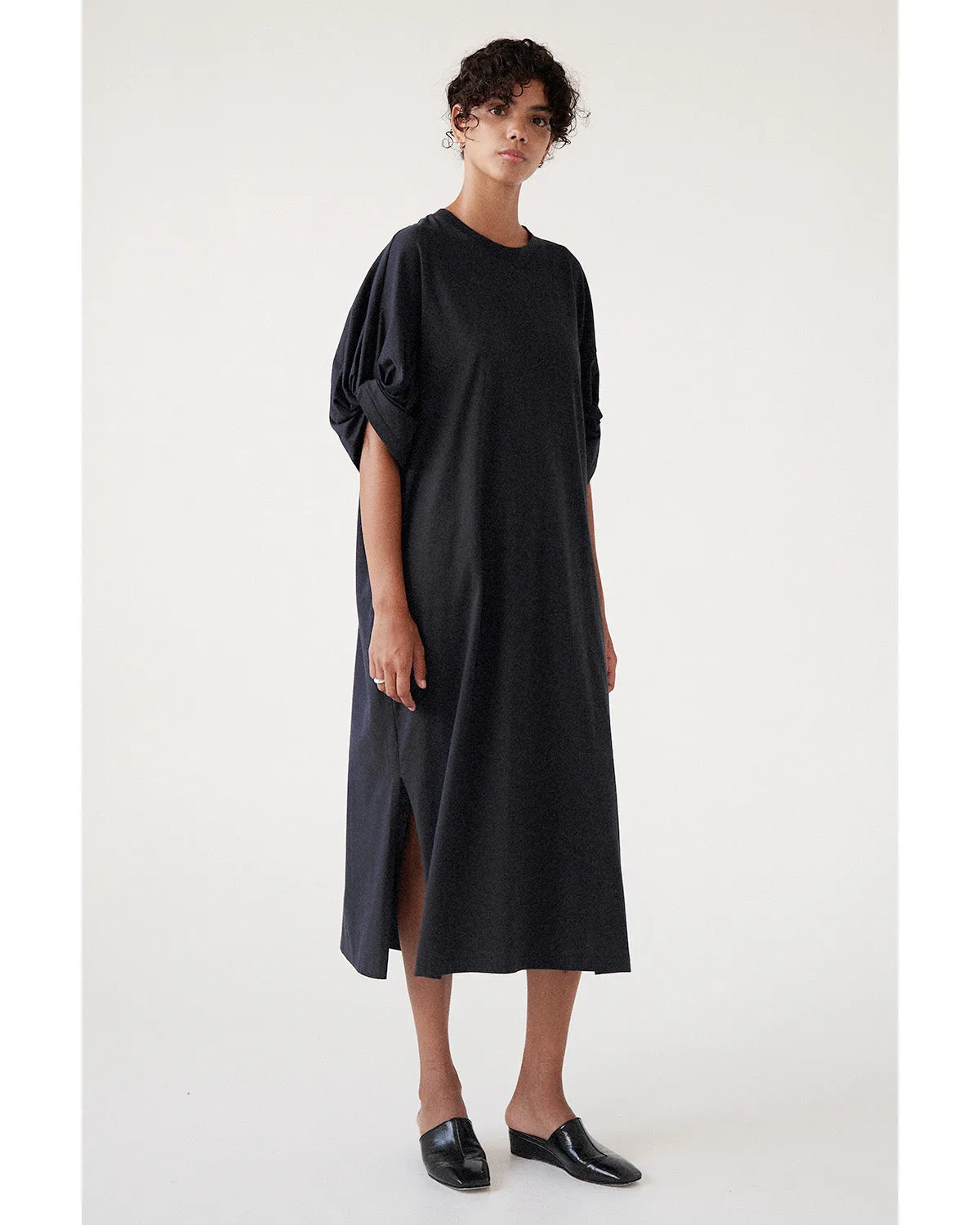 TWISTED SLEEVE TEE DRESS IN BLACK